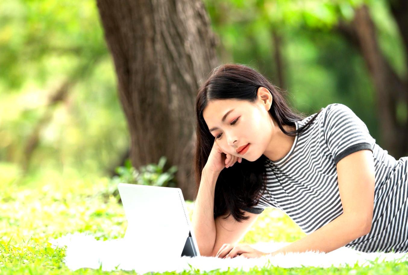 Sesi pembelajaran praktis dengan analisis data pasar secara langsung